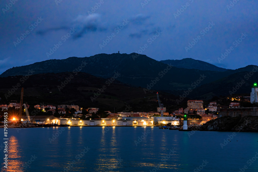 Lumières du matin sur le port de Port Vendres, cote rocheuse des Pyrénées Orientales Lumières du matin sur le port de Port Vendres, cote rocheuse des Pyrénées Orientales