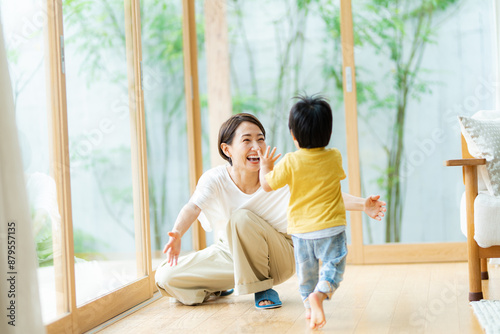 リビングでは走り回る元気な2歳の男の子
