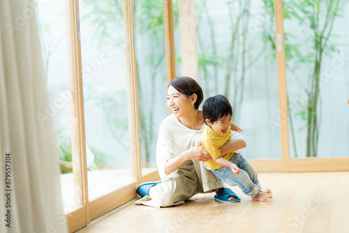 リビングでは走り回る元気な2歳の男の子 photo