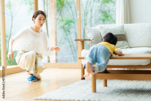 Cuadro en lienzo リビングでは走り回る元気な2歳の男の子