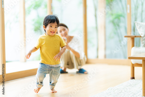 リビングでは走り回る元気な2歳の男の子 photo