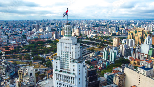 Bandeira de são paulo no topo de um prédio na cidade de são paulo, brasil photo