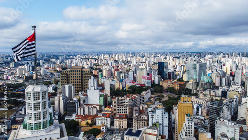 Photography aerial view from the city of são paulo at the top of a building with the flag of