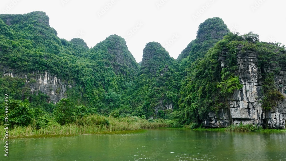 Die sog. Trockene Halong Bucht bei Ninh Binh in Vietnam Die sog. Trockene Halong Bucht bei Ninh Binh in Vietnam