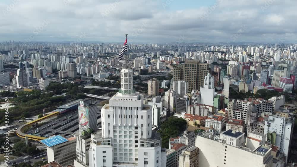 O Farol Santander, antigo Edifício Banespa, também conhecido como Edifício Altino Arantes, é um arranha-céu da metrópole de São Paulo, localizado no centro da cidade. O Farol Santander, antigo Edifício Banespa, também conhecido como Edifício Altino Arantes, é um arranha-céu da metrópole de São Paulo, localizado no centro da cidade.