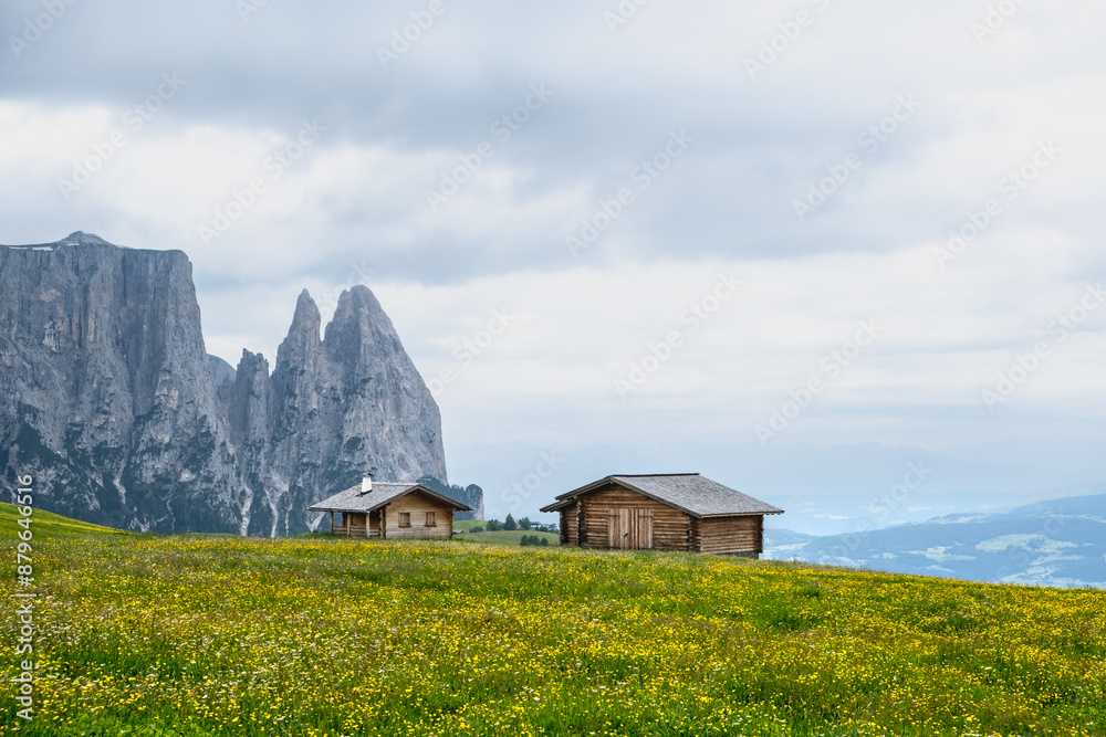 Seiser Alm - Wanderparadies in den Südtiroler Dolomiten. Saftig grüne Wiesen mit urigen Hütten umringt vor schroffen Berggipfeln auf der größten Hochalm Europas. Seiser Alm - Wanderparadies in den Südtiroler Dolomiten. Saftig grüne Wiesen mit urigen Hütten umringt vor schroffen Berggipfeln auf der größten Hochalm Europas.