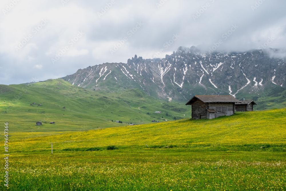 Seiser Alm - Wanderparadies in den Südtiroler Dolomiten. Saftig grüne Wiesen mit urigen Hütten umringt vor schroffen Berggipfeln auf der größten Hochalm Europas. Seiser Alm - Wanderparadies in den Südtiroler Dolomiten. Saftig grüne Wiesen mit urigen Hütten umringt vor schroffen Berggipfeln auf der größten Hochalm Europas.