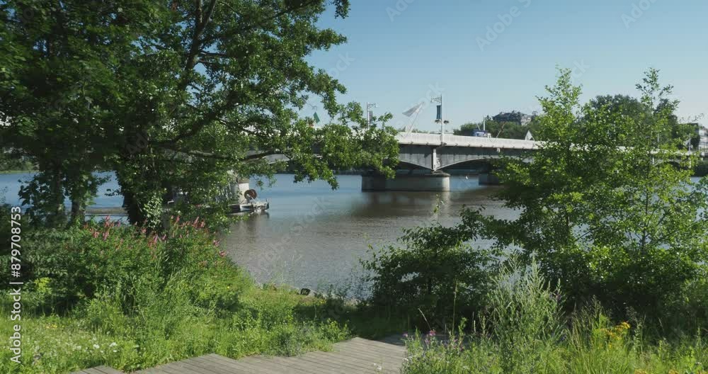 Parc du pont d'Allier entre le Pont Jacques Chirac au Sud -Ouest de Vichy et les magnifiques rives végétalisées au bord de la rivière 

