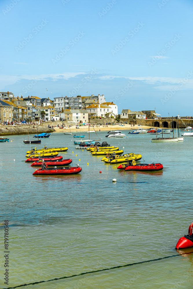 Fototapeta premium Ein entspannter Strandtag vor der Bucht von St Ives im wunderschönen Cornwall - Vereinigtes Königreich