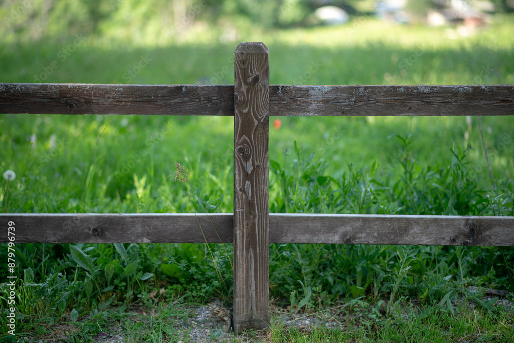 wooden fence, to enclose a park, garden, avenue. poles with seasoned wood, usually chestnut, which resists well outdoors. It is important to protect suitable primers and impregnating agents. wooden fence, to enclose a park, garden, avenue. poles with seasoned wood, usually chestnut, which resists well outdoors. It is important to protect suitable primers and impregnating agents.
