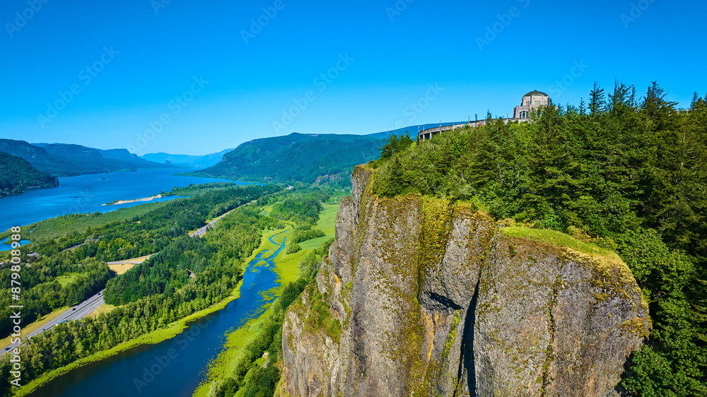 Obraz premium Aerial View of Vista House Overlooking Columbia River Gorge