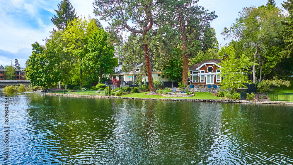 Fototapeta premium Aerial View of Serene Lakeside Homes in Oregon