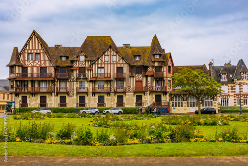 Cuadro en lienzo Dans les rues de Cabourg en Normandie