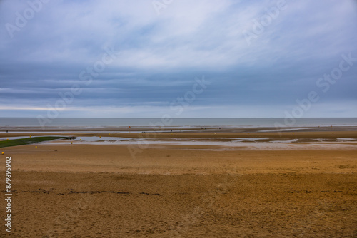 La plage de Cabourg à marée basse en Normandie