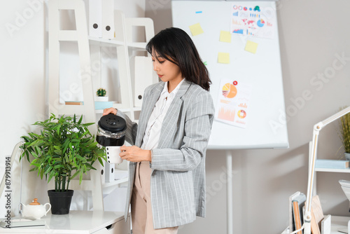 Young Asian businesswoman p...