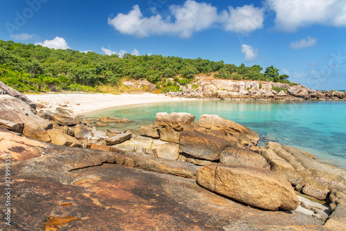 Obraz na płótnie Picturesque tropical Pebbly Beach with turquoise water on Lizard Island, Australia. Lizard Island is located on Great Barrier Reef in north-east part of Queensland w salonie