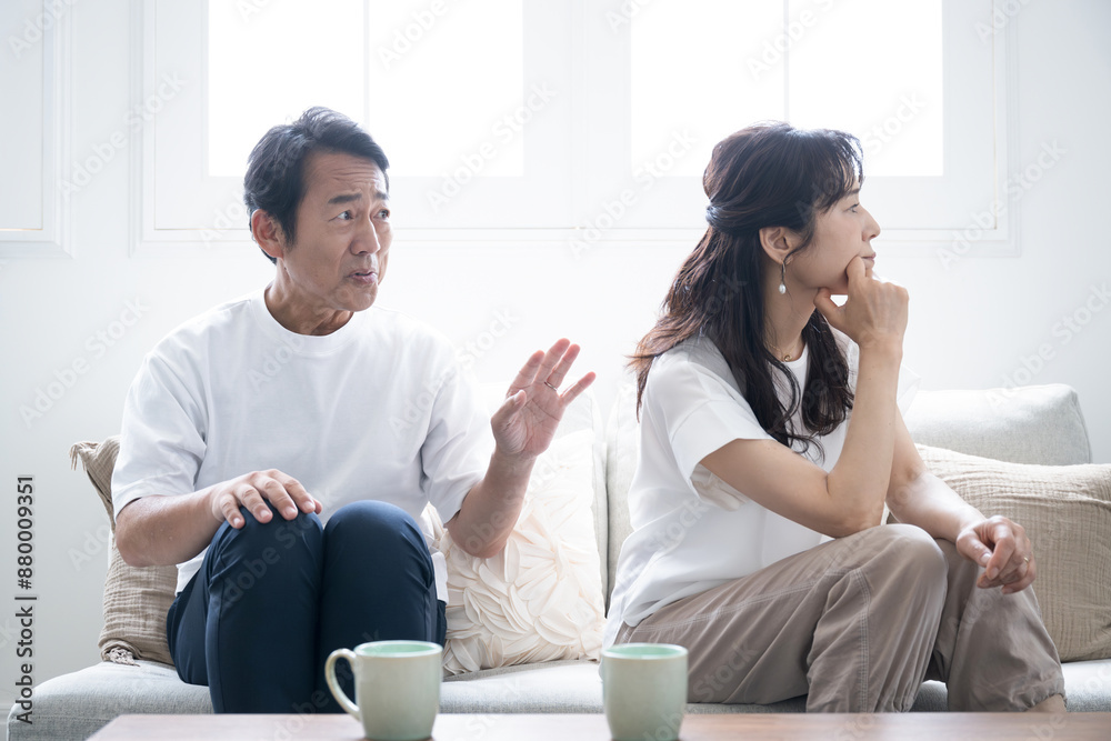 夫婦喧嘩で怒る妻に謝る夫 どうかんがえても許してもらえなそうな感じ…浮気か車か借金か… 夫婦喧嘩で怒る妻に謝る夫 どうかんがえても許してもらえなそうな感じ…浮気か車か借金か…