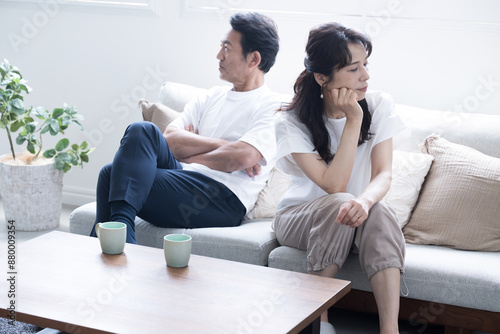 Foto ソファーに座る倦怠期やケンカをする50代夫婦　仲が悪い冷え切った夫婦のイメージ　全身