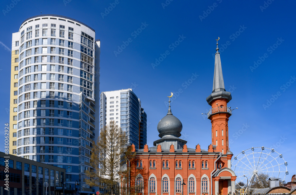 Fototapeta premium Muslim Mosque on the background of multi-storey modern houses in Nizhny Novgorod