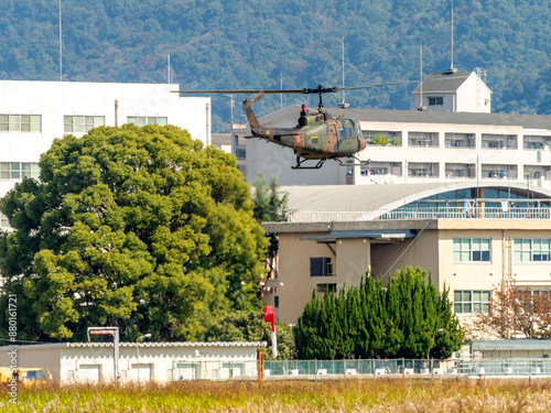 Konstfotografi 八尾駐屯地を飛行するUH-1J多用途ヘリコプター
