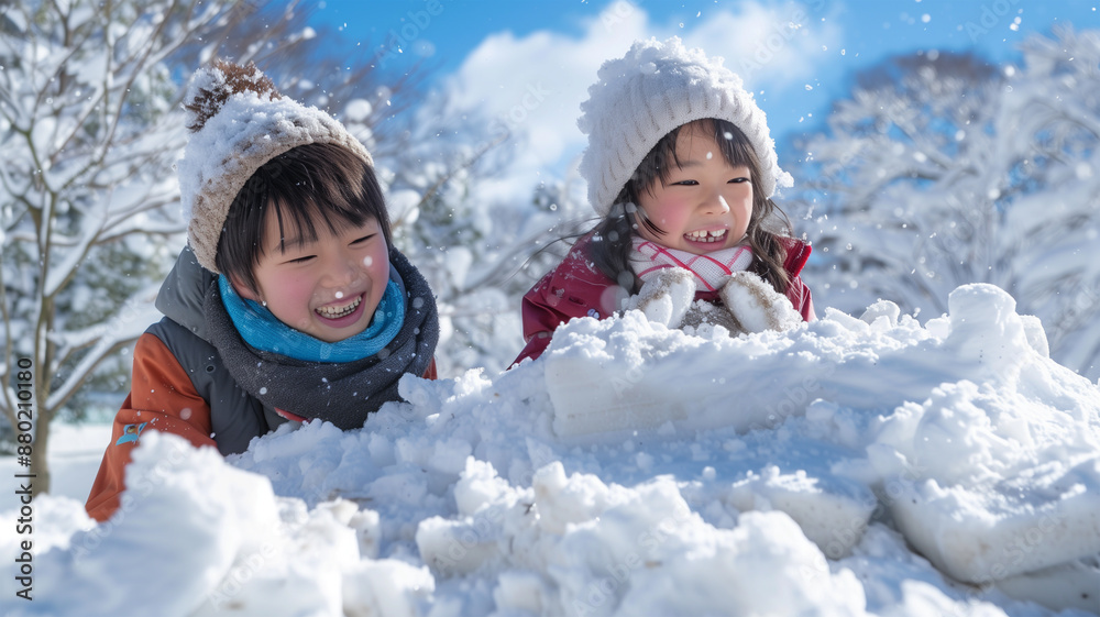 庭で雪遊びをする子供たち 庭で雪遊びをする子供たち