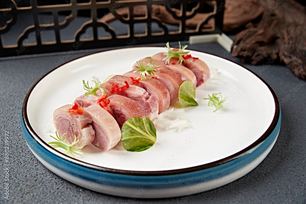 Slice,the,pork,knuckle,roll,with,lo-mei,pressing Slice,the,pork,knuckle,roll,with,lo-mei,pressing