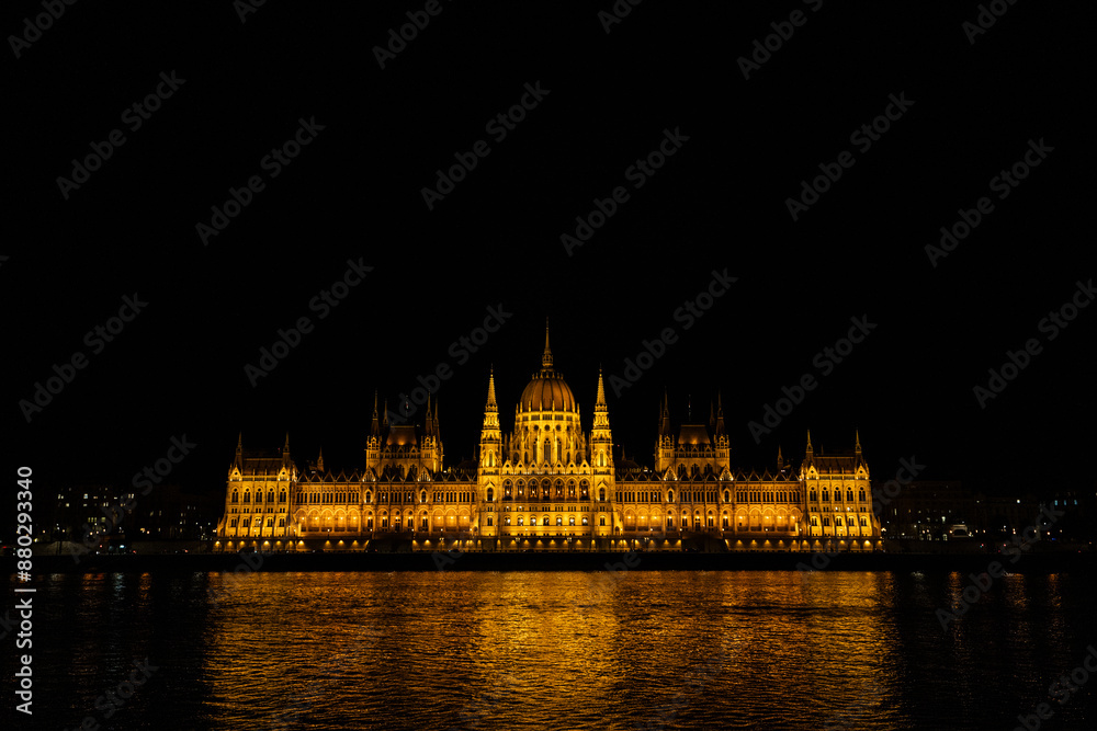 Fototapeta premium Night view of the Budapest parliament