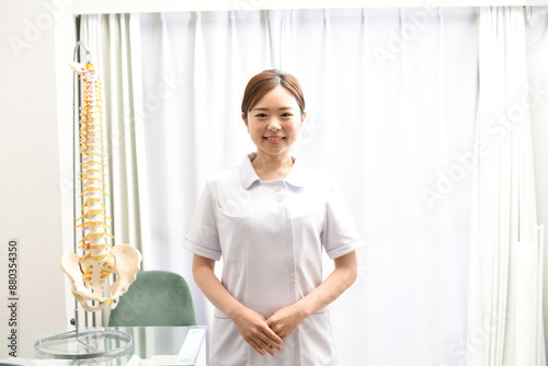 笑顔の白衣姿の医療従事者のアジア人女性