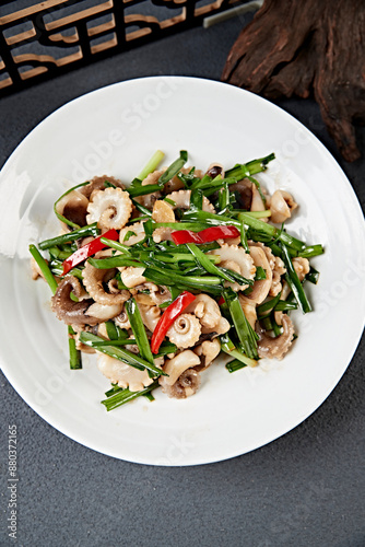 Stir-fried,small,eight-claw,with,bell,pepper,and,leeks photo