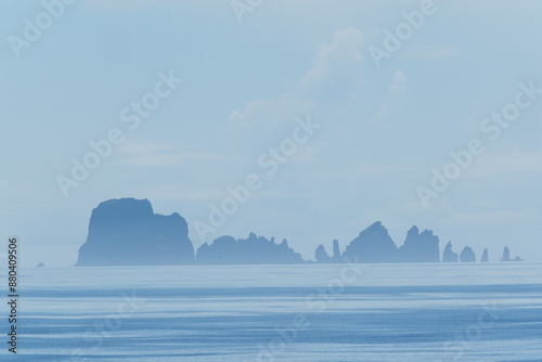 大海に浮かぶ小笠原諸島周辺の島々
Surrounding Islands of Ogasawara Islands (Bonin Islands)