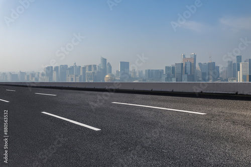 Empty Highway with Modern City Skyline on a Clear Day © 昊 周