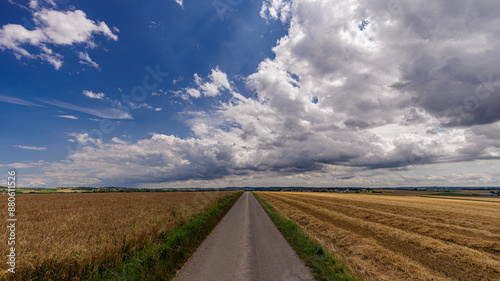 Straße, Felder und Wolkenstimmung im Sommer