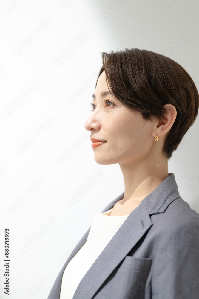 スーツを着た笑顔の女性