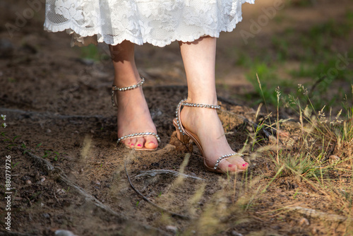 Hochzeits-Fotoshooting in der sommerlichen Natur photo