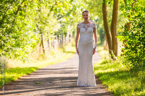 Hochzeits-Fotoshooting in der sommerlichen Natur photo