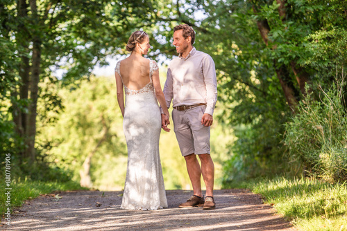 Hochzeits-Fotoshooting in der sommerlichen Natur