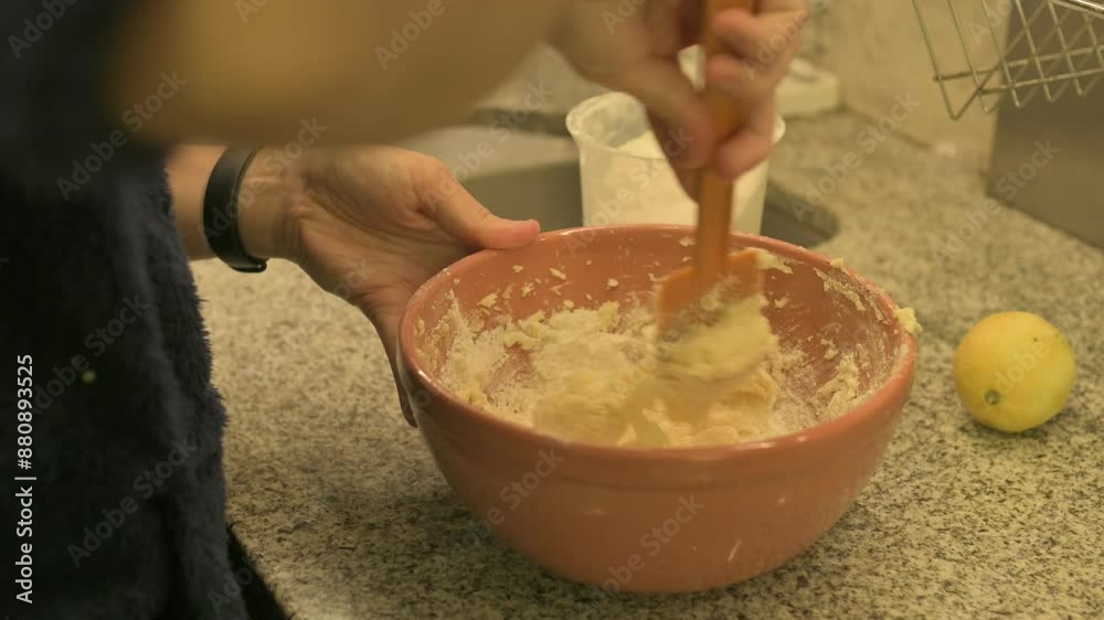Mezclando en un bol harina con manteca