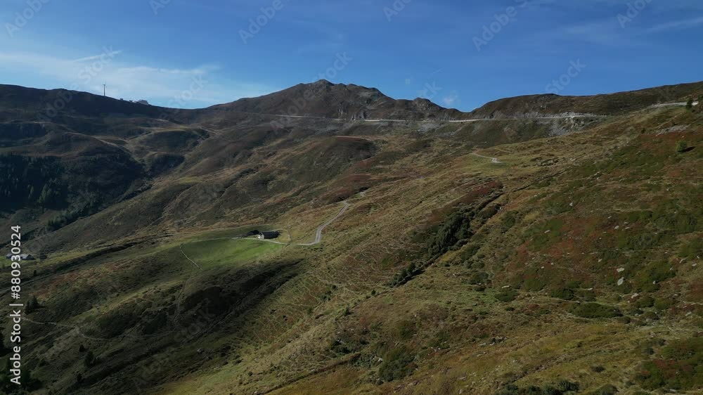 Luftaufnahme des Penser Jochs im Herbst bei Sonnenschein mit ein paar Wolken