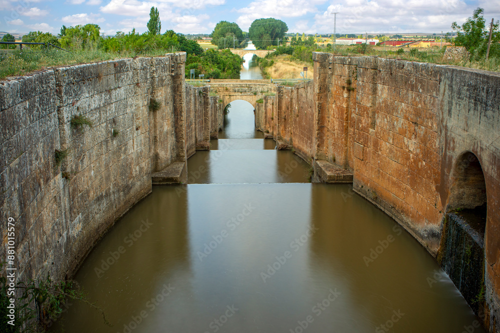 Fototapeta premium Quadruple lock of the northern canal of Castilla as it passes through Frómista, Palencia, Castilla y León, Spain