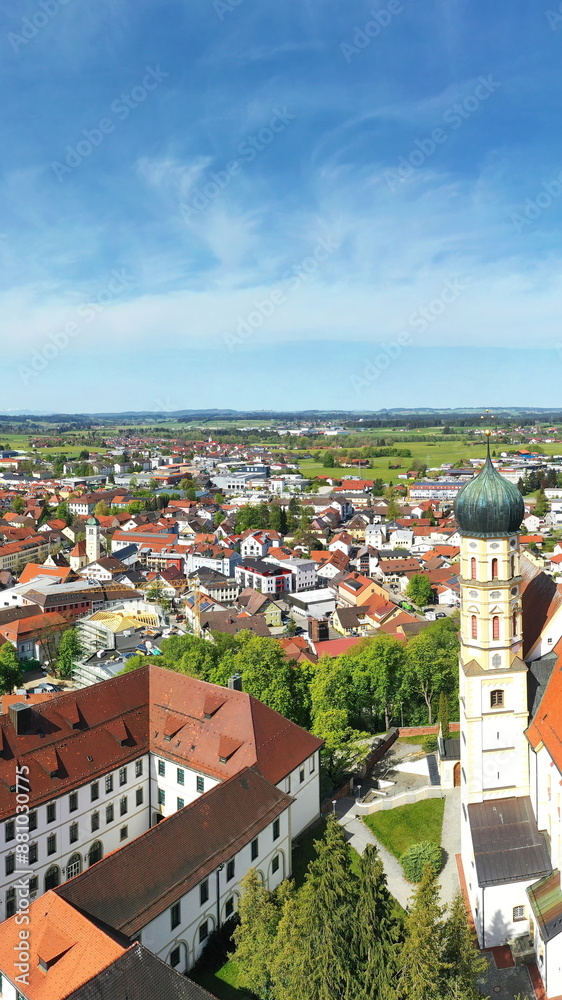 Obraz premium Luftbild der historischen Altstadt von Marktoberdorf mit Blick auf das Schloss und die Pfarrkirche St. Martin. Marktoberdorf, Ostallgäu, Schwaben, Bayern, Deutschland.