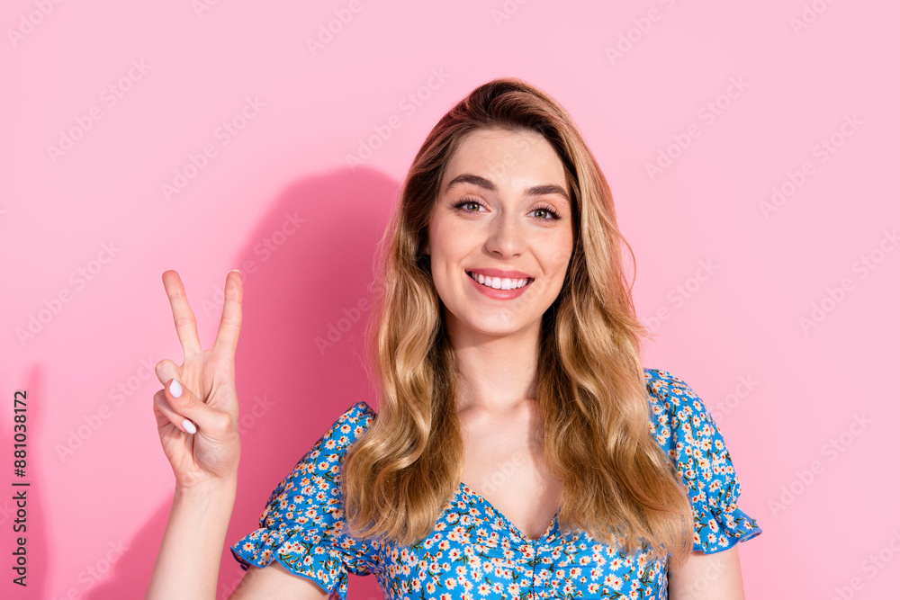 Φωτογραφία Photo portrait of lovely young lady show v-sign dressed stylish blue flower prin