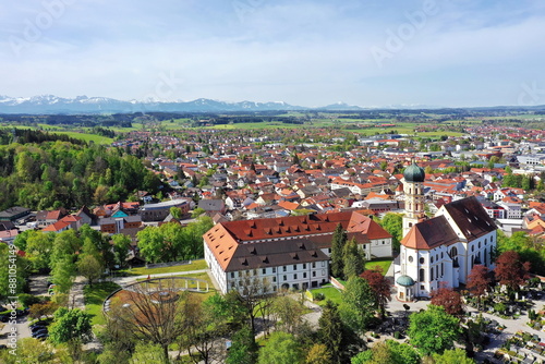 Luftbild der historischen Altstadt von Marktoberdorf mit Blick auf das Schloss und die Pfarrkirche St. Martin. Marktoberdorf, Ostallgäu, Schwaben, Bayern, Deutschland.