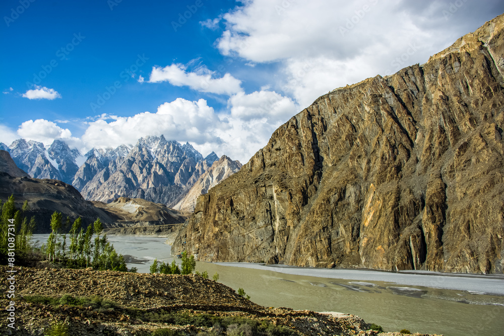 Φωτογραφία Majestic view of the Passu cones, glacier and Hunza river from the Karakoram hig