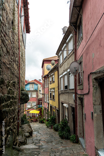 Alleyway leading to the church of San Lorenzo, Porto