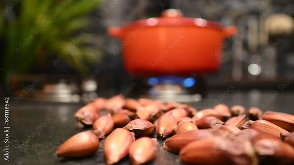 Linda panela vermelha no fogão cozinhando, com vapor saindo pela borda fazendo o jantar em casa fazendo pinhão cozido