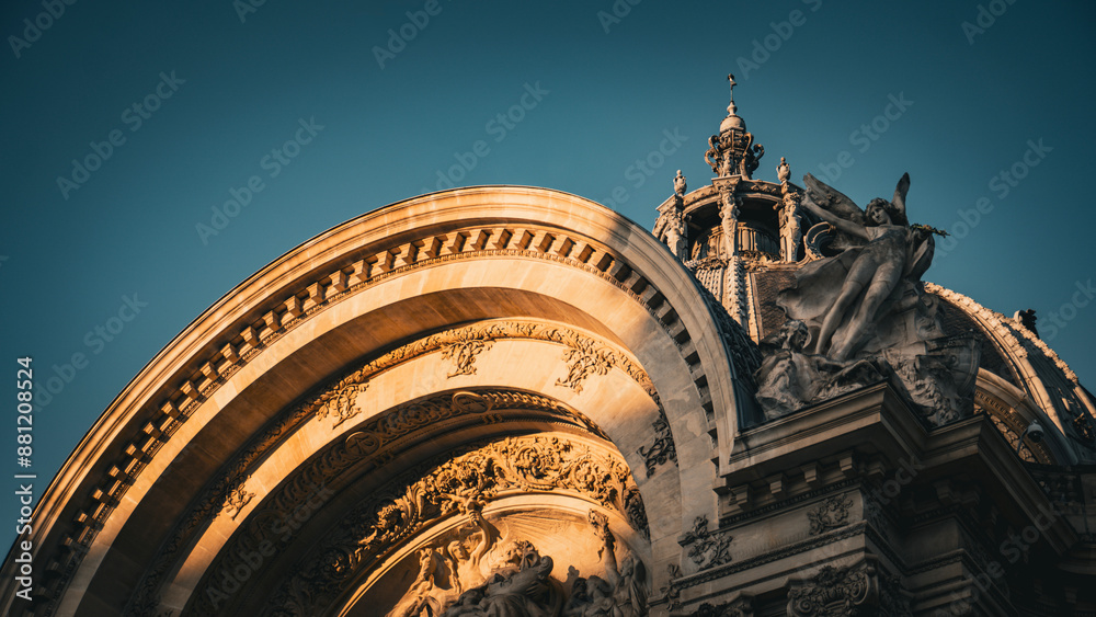 Fototapeta premium Golden Elegance: A Majestic Architectural Marvel at Sunset in paris at golden hour