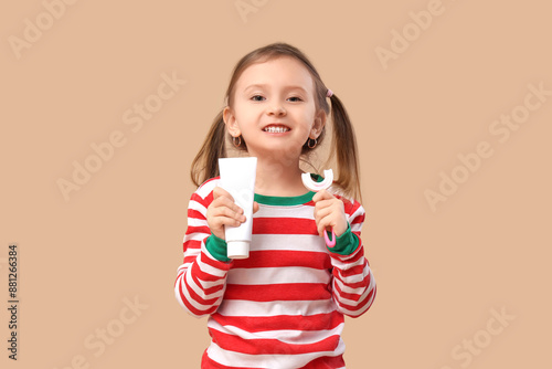 Cute little girl in Christm...