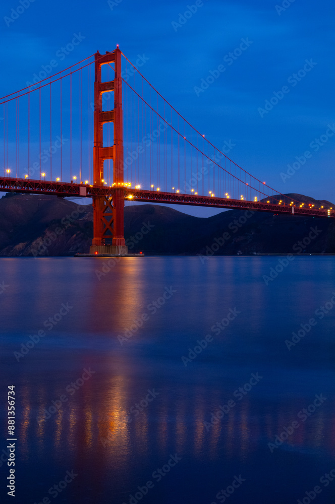 Obraz premium The Golden Gate Bridge reflected in the San Francisco Bay at dawn.