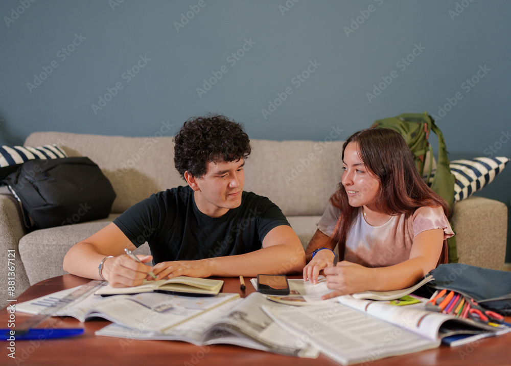 Trabajo escolar en equipo, dos jóvenes preparando un proyecto para el colegio. Trabajo escolar en equipo, dos jóvenes preparando un proyecto para el colegio.