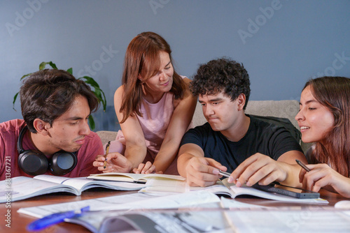 Tableau sur toile Estudiantes recibiendo explicación de un adulto en una sesión de estudio